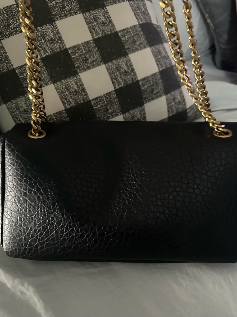 Classic Black Leather Shoulder Bag with Gold Chain. Desing not authentic NEW